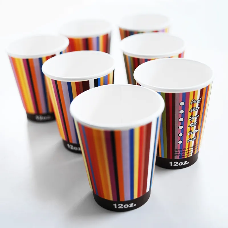 Coffee To-Go Becher Rainbow Design – bunte Heißgetränkebecher aus Papier mit Private Label